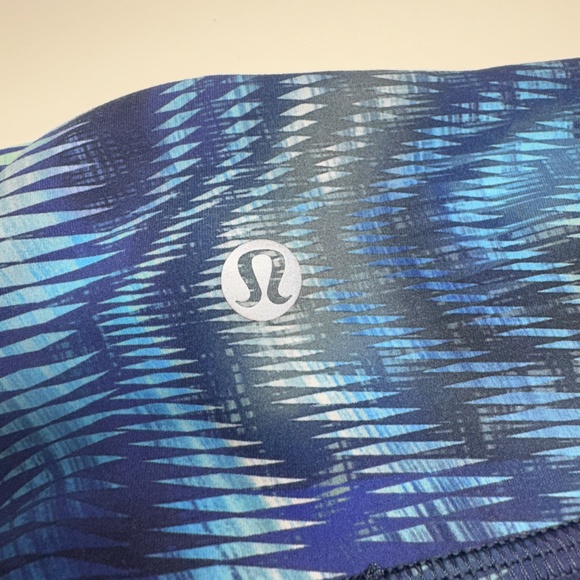 🌴 Lululemon Blue Palm Print High-Rise Shorts – Size 4 🌴 - Picture 2 of 5